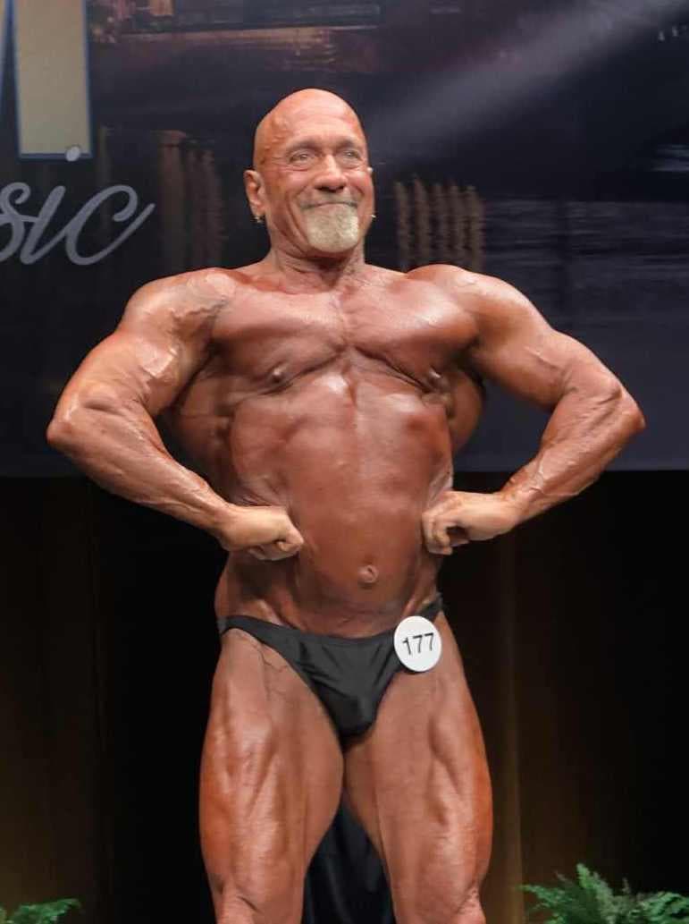Luc Poulin — lat spread sur scène