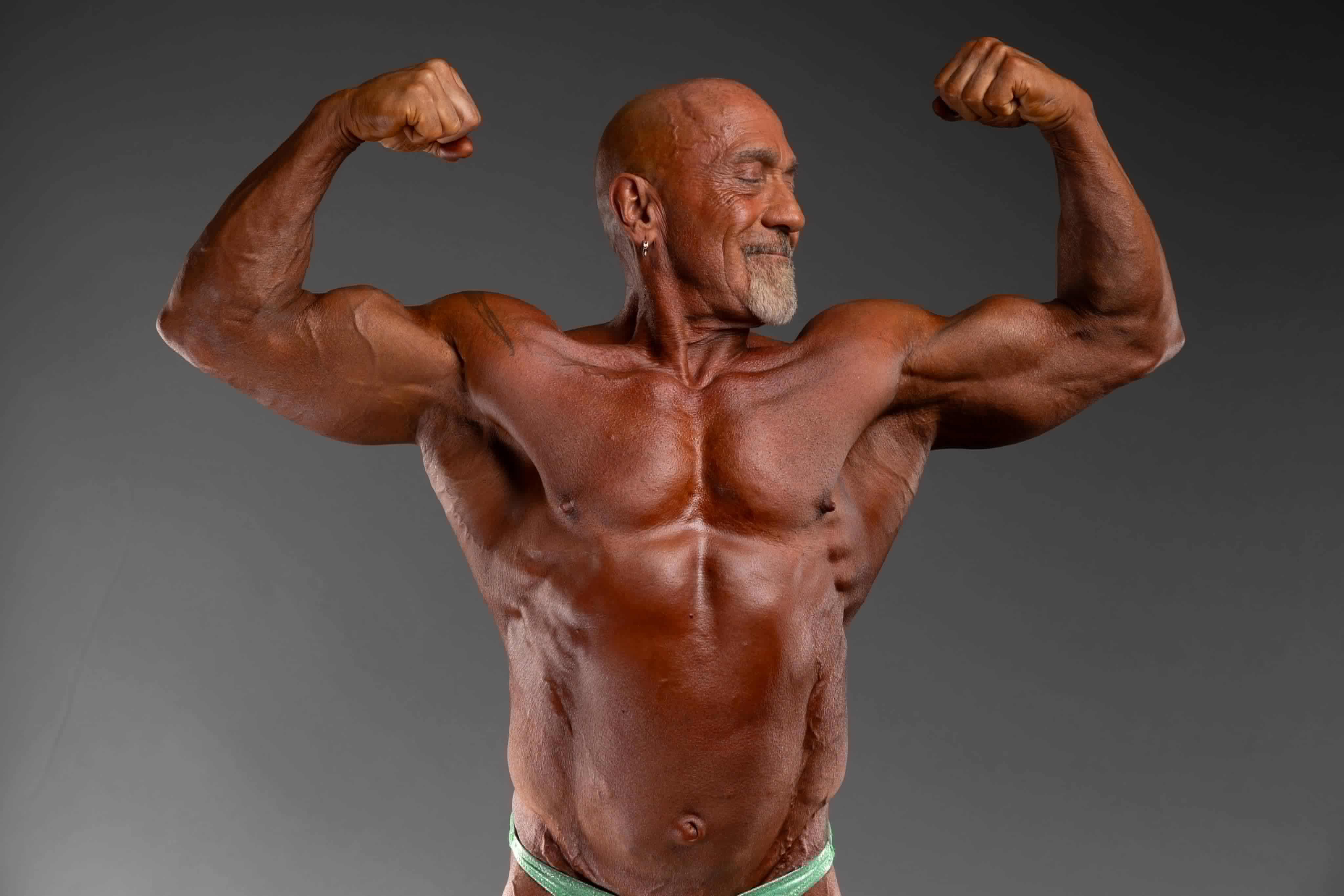 Luc Poulin — double bicep en studio