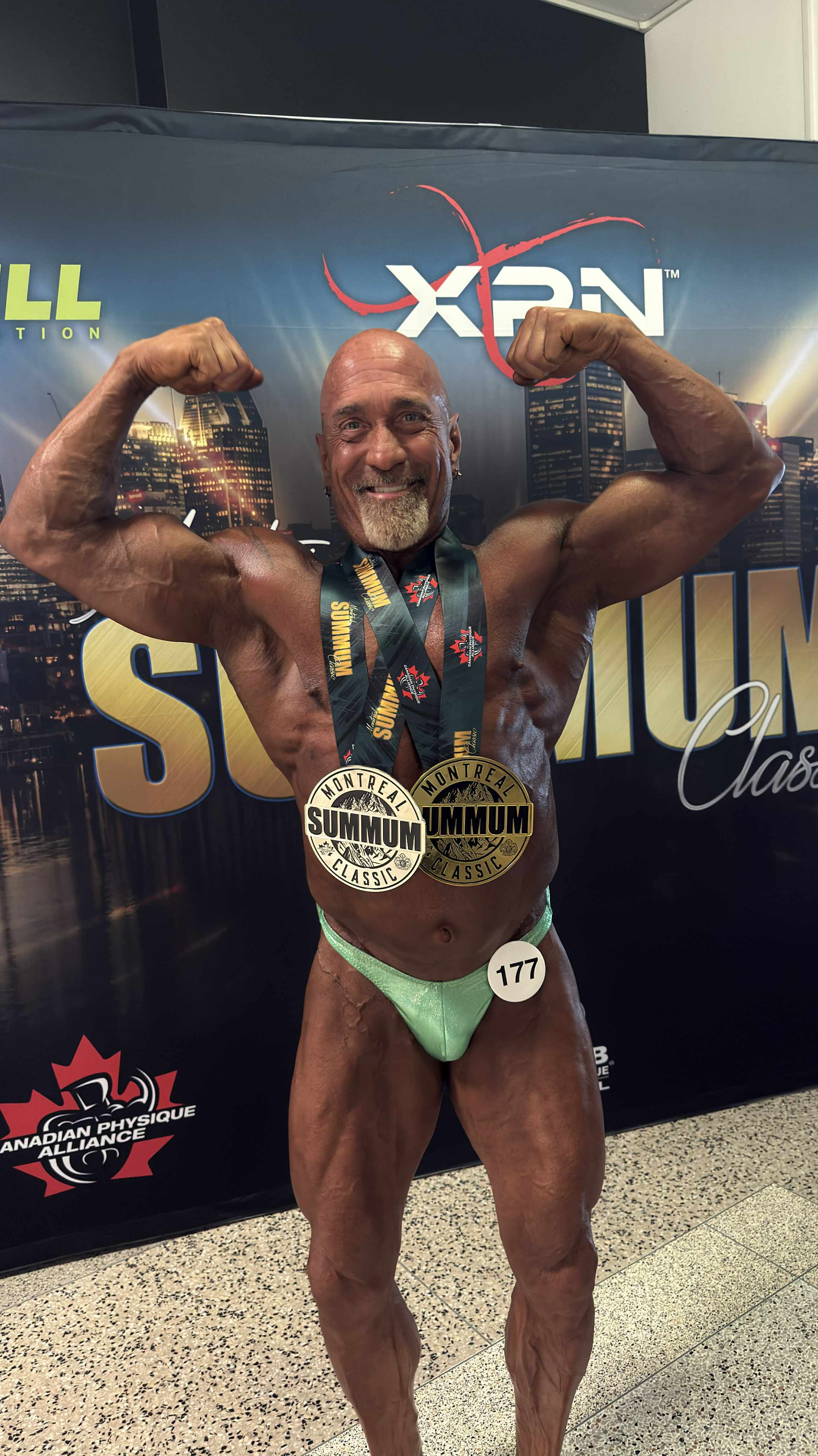 Luc Poulin avec ses médailles au Summum Classic